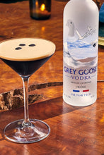Lade das Bild in den Galerie-Viewer, Grey_Goose_Espresso_Martini_Genuss
